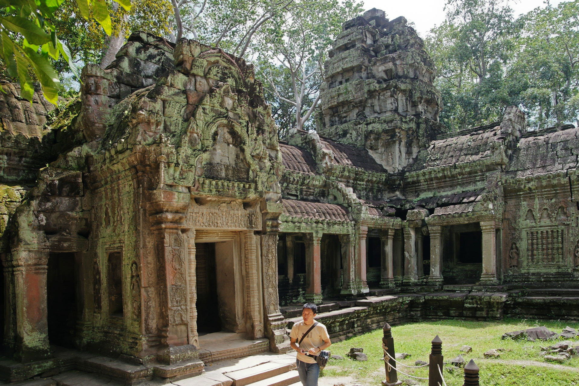 Ta Prohm ("königliches Kloster") ist ein zwischen dem späten 12. und frühen 13. Jahrhundert erbauter Tempel. Der Ta Prohm wurde während der Herrschaft des letzten großen Königs des Khmer-Reiches  erbaut, einem Anhänger des Mahayana-Buddhismus.